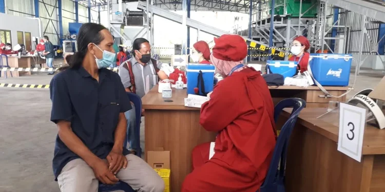 Peserta vaksinasi COVID-19 menjalani proses vaksinasi di TPA Supit Urang. Foto: M Sholeh