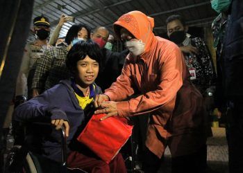 Mensos RI, Tri Rismaharini mengunjungi pengungsi di Posko Senaputra Kota Malang. Foto: M Sholeh