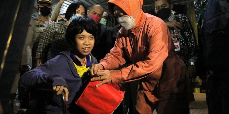 Mensos RI, Tri Rismaharini mengunjungi pengungsi di Posko Senaputra Kota Malang. Foto: M Sholeh