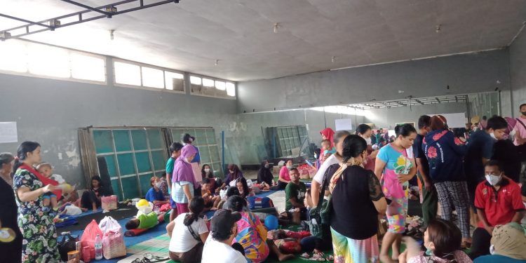 Pengungsi di Posko Senaputra Kota Malang bersiap pulang ke rumah masing-masing. Foto: M Sholeh