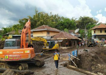 Proses pembersihan material banjir bandang di Dusun Keliran, Desa Bulukerto, Kota Batu terus dilakukan hingga hari ini, Minggu (7/11/2021). Foto: Ulul Azmy