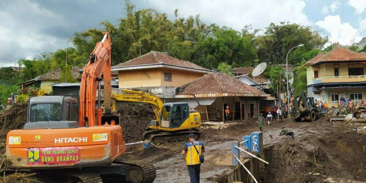 Proses pembersihan material banjir bandang di Dusun Keliran, Desa Bulukerto, Kota Batu terus dilakukan hingga hari ini, Minggu (7/11/2021). Foto: Ulul Azmy