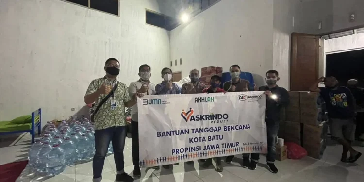 Penyaluran bantuan logistik dari PT Askrindo kepada warga terdampak bencana di Desa Bulukerto, Kecamatan Bumiaji, Kota Batu. Foto: M Sholeh