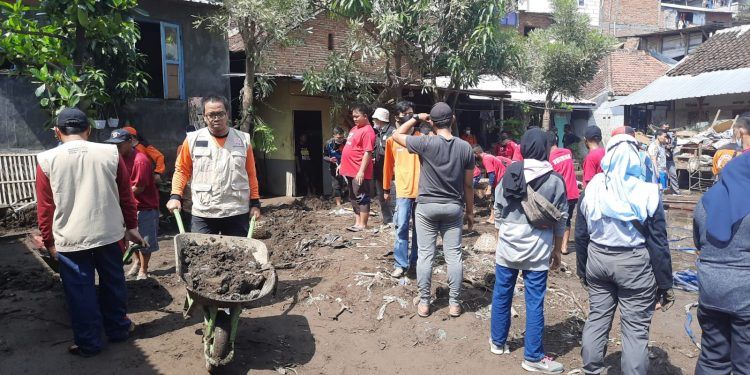 Anggota Fraksi PKS DPRD Kota Malang tengah ikut terjun langsung membantu warga membersihkan sisa material banjir bandang, pada Minggu (7/11/2021). Foto: dok PKS
