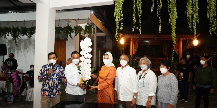 Wali Kota Batu, Dewanti Rumpoko (tiga dari kiri) saat Malam Penggalangan Dana Batu Shining Orchid Week 2021. Foto: Diskominfo Kota Batu