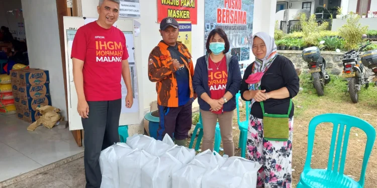 Berbagai asosiasi pelaku wisata Kota Batu menggalang dana di Posko Bersama Bulukerto, Bumiaji, Kota Batu. Foto: dok