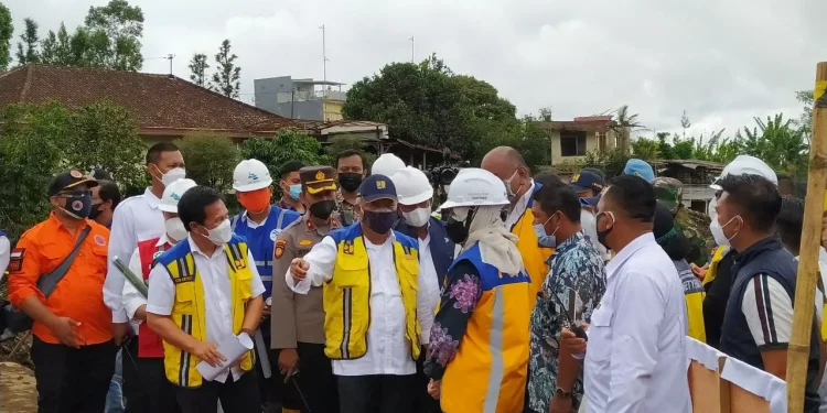 Menteri PUPR, Basuki Hadimuljono didampingi Wali Kota Batu, Dewanti Rumpoko saat meninjau ke lokasi bencana di Dusun Sambong, Desa Bulukerto, Kecamatan Bumiaji, Kota Batu, pada Kamis (11/11/2021). Foto: Ulul Azmy
