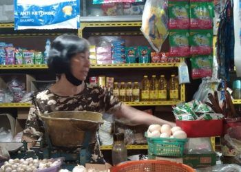 Pedagang sembako yang juga menjual minyak goreng di Pasar Klojen Kota Malang. Foto: M Sholeh