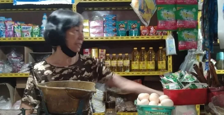 Pedagang sembako yang juga menjual minyak goreng di Pasar Klojen Kota Malang. Foto: M Sholeh