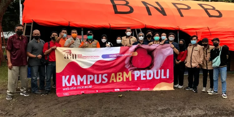 Suasana penyerahan bantuan paket sembako pada korban terdampak banjir bandang di kantor BPBD Kota Batu, pada Jumat. Foto: dok
