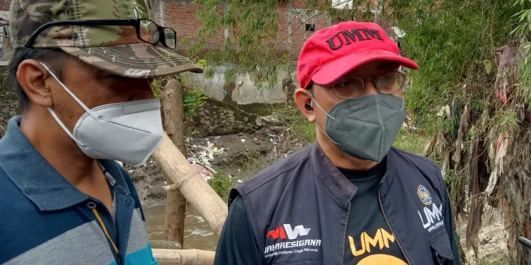 UMM - UMM Salurkan Bantuan Material untuk Perbaikan Fasum Terdampak Banjir Bandang