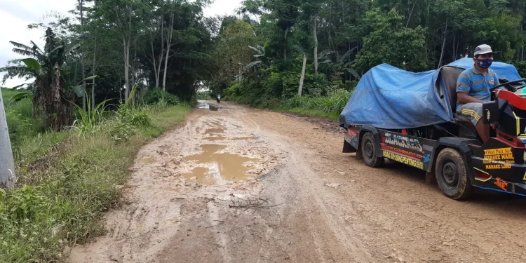 Jalan menuju Pantai Balekambang licin