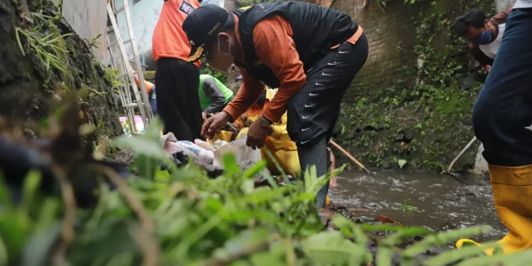sutiaji - Sutiaji Pimpin Gerakan Angkat Sampah dan Sedimen di Sungai