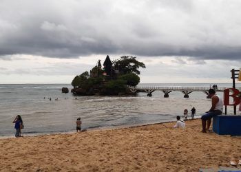 Suasana Pantai Balekambang pada Minggu (14/11/2021). Foto: Aisyah Nawangsari