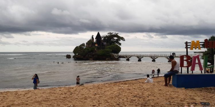 Suasana Pantai Balekambang pada Minggu (14/11/2021). Foto: Aisyah Nawangsari