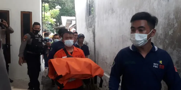 Petugas PSC Kota Malang mengevakuasi jasad bayi yang ditemukan mengapung di Sungai Kutuk. Foto: M Sholeh