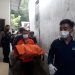 Petugas PSC Kota Malang mengevakuasi jasad bayi yang ditemukan mengapung di Sungai Kutuk. Foto: M Sholeh