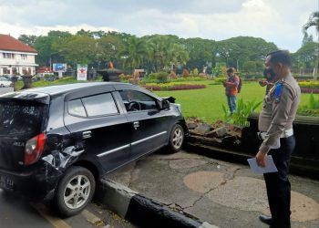 Kerusakan yang terjadi pada tembok pembatas Taman Bundaran Tugu Kota Malang. Foto: M Sholeh