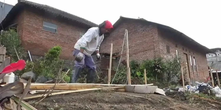 Agus Mulyono, salah satu korban bencana banjir bandang di Kota Batu tengah menata sejumlah material untuk membangun rumahnya kembali. Foto: Ulul Azmy