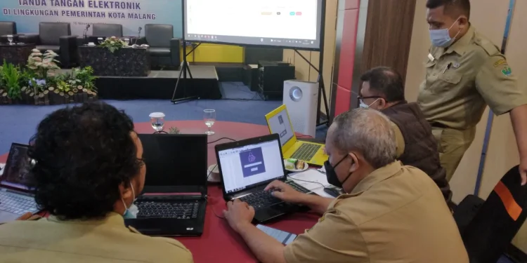 Perwakilan perangkat daerah mengikuti Bimbingan Teknis (Bimtek) Pemanfaatan Sertifikat Elektronik dan Tanda Tangan Elektronik di Lingkungan Pemkot Malang. Foto: Feni Yusnia