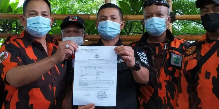 Tim Lembaga Perlindungan Anak Kota Batu menunjukkan bukti pelaporan tindakan kekerasan oleh Kepala Asrama SMA SPI Kota Batu kepada siswanya, pada Selasa (16/11/2021). Foto: Ulul Azmy