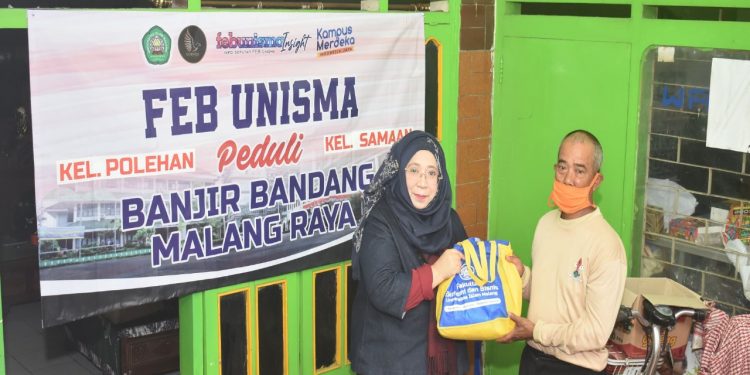 Dekan FEB Unisma, Nur Diana saat menyalurkan bantuan dari FEB Unisma Peduli. Foto: dok
