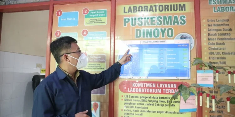 Pengunjung Puskesmas Dinoyo menunjukkan Antar. Foto: Feni Yusnia