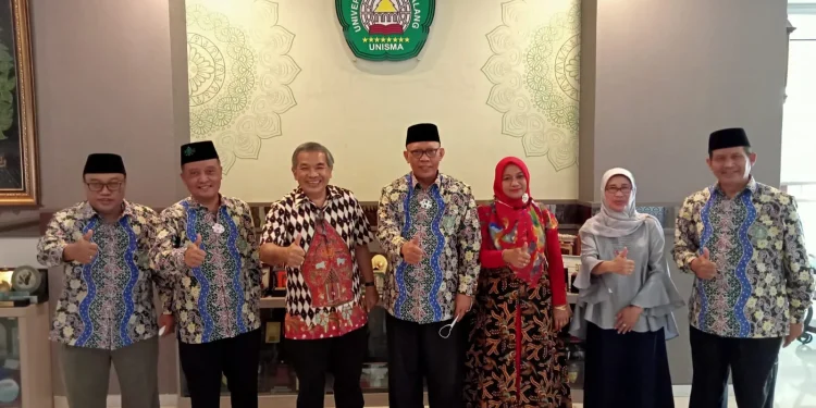 silaturahim - Berkah Silaturahim, Pakar Komunikasi Dr Aqua Dwipayana Memotivasi Ribuan Orang di Unisma