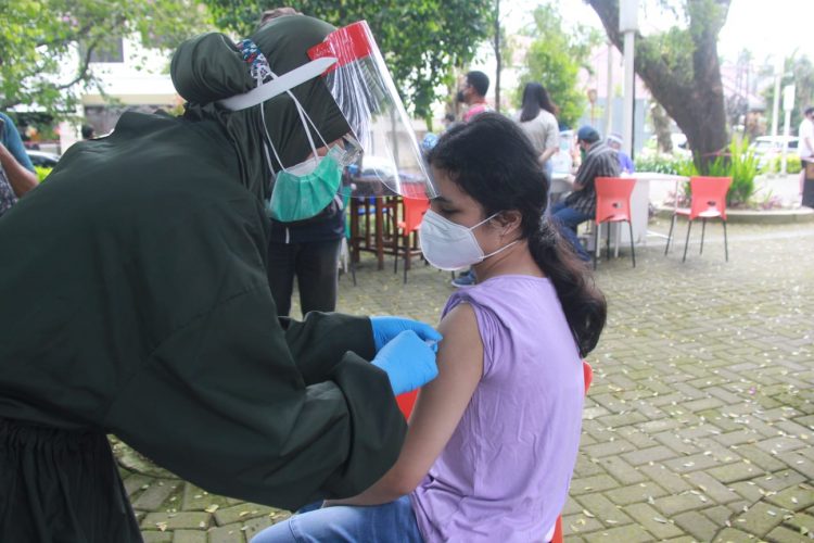 Warga Kota Malang menjalani proses vaksinasi COVID-19. Foto: Rubianto