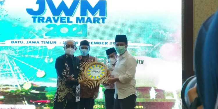 Wakil Gubernur Jawa Timur, Emil Elistianto Dardak (kanan) saat JWM Travel Mart. Foto: Ulul Azmy