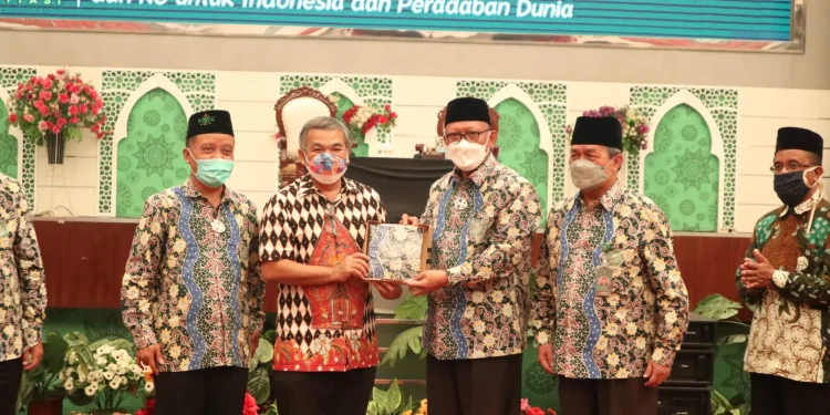Pakar Komunikasi dan Motivator Nasional, Dr Aqua Dwipayana (dua dari kiri) bersama jajaran Unisma. Foto: dok