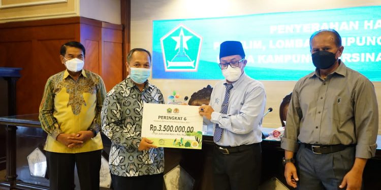 Suasana pemberian apresiasi kepada pemenang Lomba Kampung Bersinar yang digagas oleh Dinas Lingkungan Hidup (DLH) Kota Malang. Foto: dok