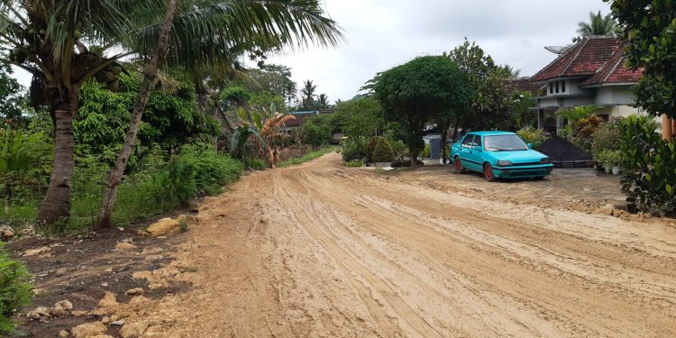 Jalan menuju Pantai Balekambang. Foto: Aisyah Nawangsari