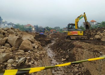 Proses normalisasi dan pelebaran sungai di aliran bekas banjir bandang di Dusun Sambong, Desa Bulukerto, Kecamatan Bumiaji, Kota Batu. Foto: Ulul Azmy