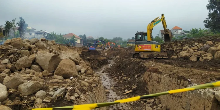 Proses normalisasi dan pelebaran sungai di aliran bekas banjir bandang di Dusun Sambong, Desa Bulukerto, Kecamatan Bumiaji, Kota Batu. Foto: Ulul Azmy