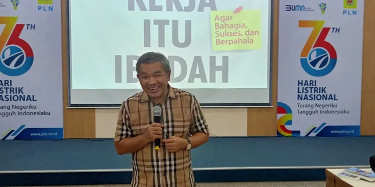 Aqua Dwipayana - Dr Aqua Dwipayana di UP3 PLN Malang: Bekerjalah Sepenuh Hati, Bukan Sepenuh Gaji