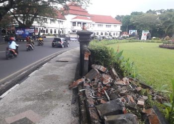 Tembok pembatas Taman Bundaran Tugu Kota Malang yang rusak akibat ditabrak mobil. Foto: M Sholeh