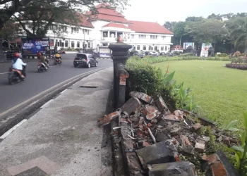 Sepakat, Penabrak Perbaiki Tembok Bundaran Tugu Malang