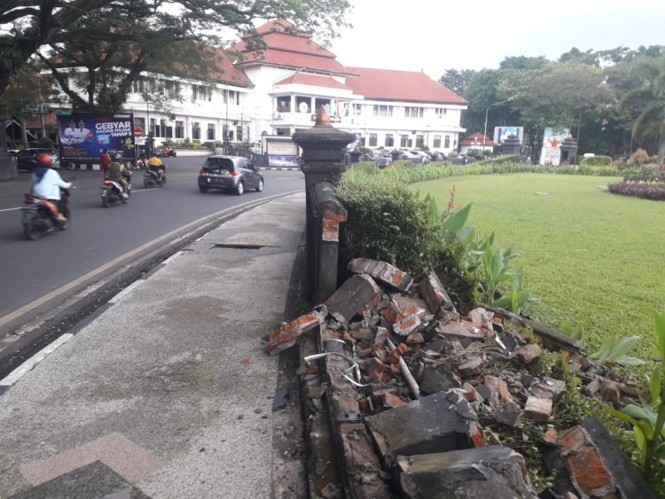 Tembok pembatas Taman Bundaran Tugu Kota Malang yang rusak akibat ditabrak mobil. Foto: M Sholeh