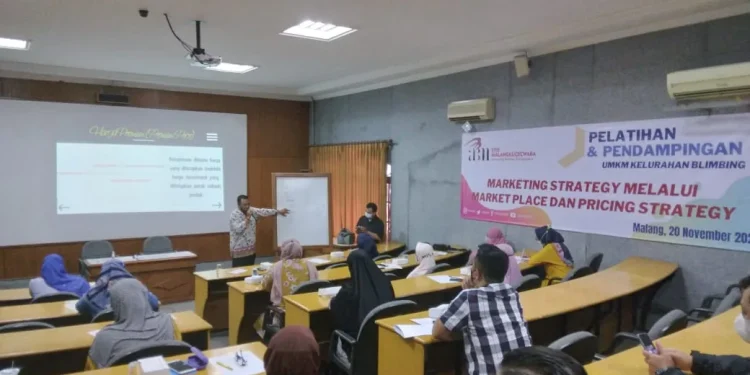 Suasana pelatihan dan pendampingan bertajuk 'Marketing Strategi Melalui Market Place dan Pricing Strategy' oleh dosen STIE Malangkucecwara. Foto: Feni Yusnia