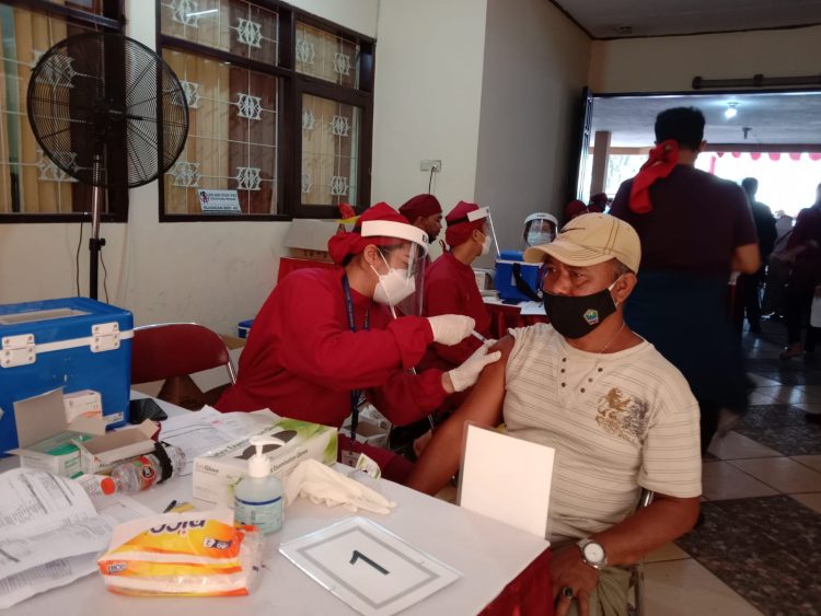 Warga Kota Malang menjalani vaksinasi COVID-19. Foto: Rubianto
