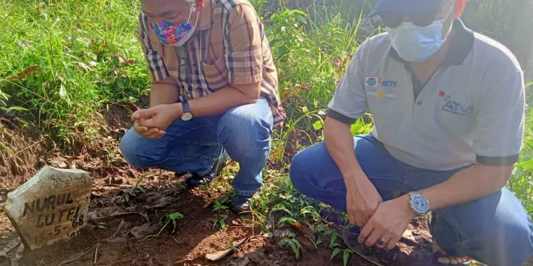 Aqua Dwipayana dan Nurcholis MA Basyari di makam Nurul Lutfi. Foto: Irham Thoriq