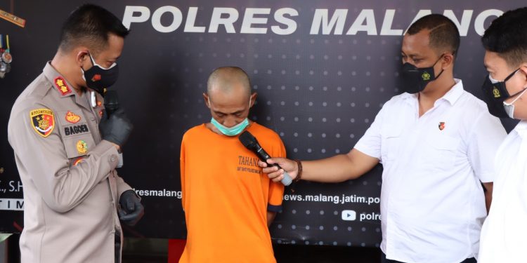 Pelaku saat di Polres Malang. Foto: Humas Polres Malang