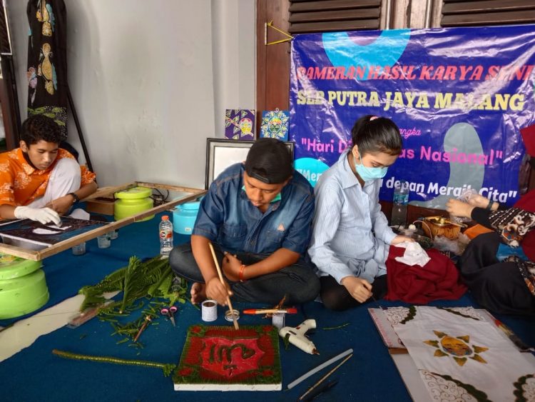 Ramadhani dan Diah Aulia menunjukkan kreasinya dalam pameran di Gedung DPRD Kota Malang. Foto: M Sholeh