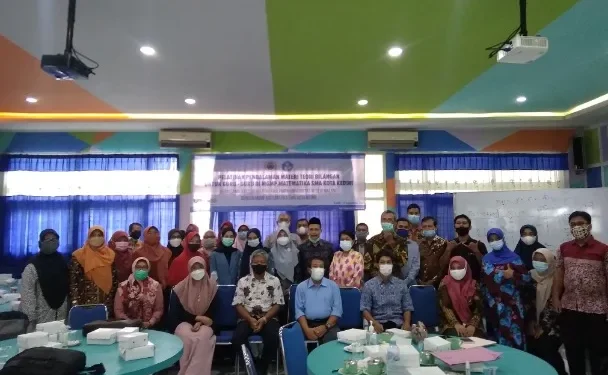 Pelatihan Pendalaman Materi Teori Bilangan di Musyawarah Guru Mata Pelajaran (MGMP) Matematika SMA Kota Kediri. Foto: dok
