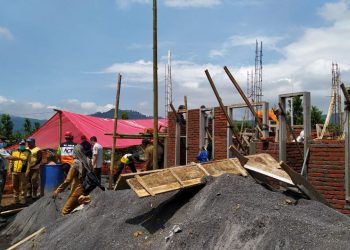 Wakil Wali Kota Batu, Punjul Santoso saat meninjau pembangunan rumah salah satu warga terdampak banjir bandang di Dusun Keliran, Desa Bulukerto, Kecamatan Bumiaji, Kota Batu, pada Senin (22/11/2021). Foto: Ulul Azmy