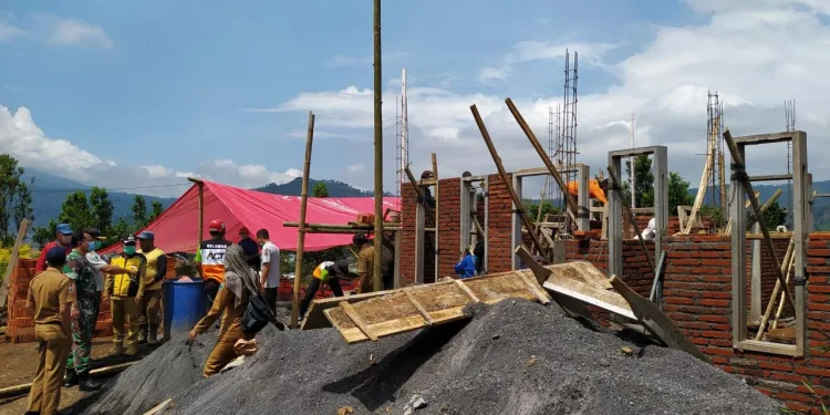 Wakil Wali Kota Batu, Punjul Santoso saat meninjau pembangunan rumah salah satu warga terdampak banjir bandang di Dusun Keliran, Desa Bulukerto, Kecamatan Bumiaji, Kota Batu, pada Senin (22/11/2021). Foto: Ulul Azmy