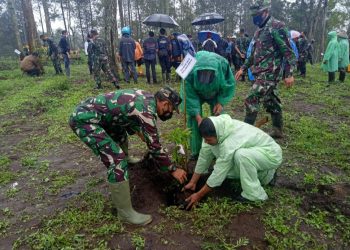 Pangdivif 2 Kostrad, Mayjen TNI Andi Muhammad ikut terjun melakukan reboisasi dengan menanam 12 ribu pohon di sejumlah titik di hulu sungai Brantas Kota Batu, pada Selasa (23/11/2021). Foto: Ulul Azmy