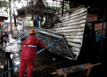Hujan Deras, Atap Parkiran Plaza Batu Ambruk