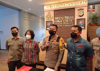 Kapolresta Malang Kota, AKBP Budi Hermanto memberikan keterangan resmi kasus pelecehan seksual dan penganiayaan terhadap anak panti asuhan di Kota Malang. Foto: M Sholeh